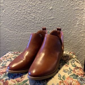 NWOT Cognac Universal Thread Cut Out Booties